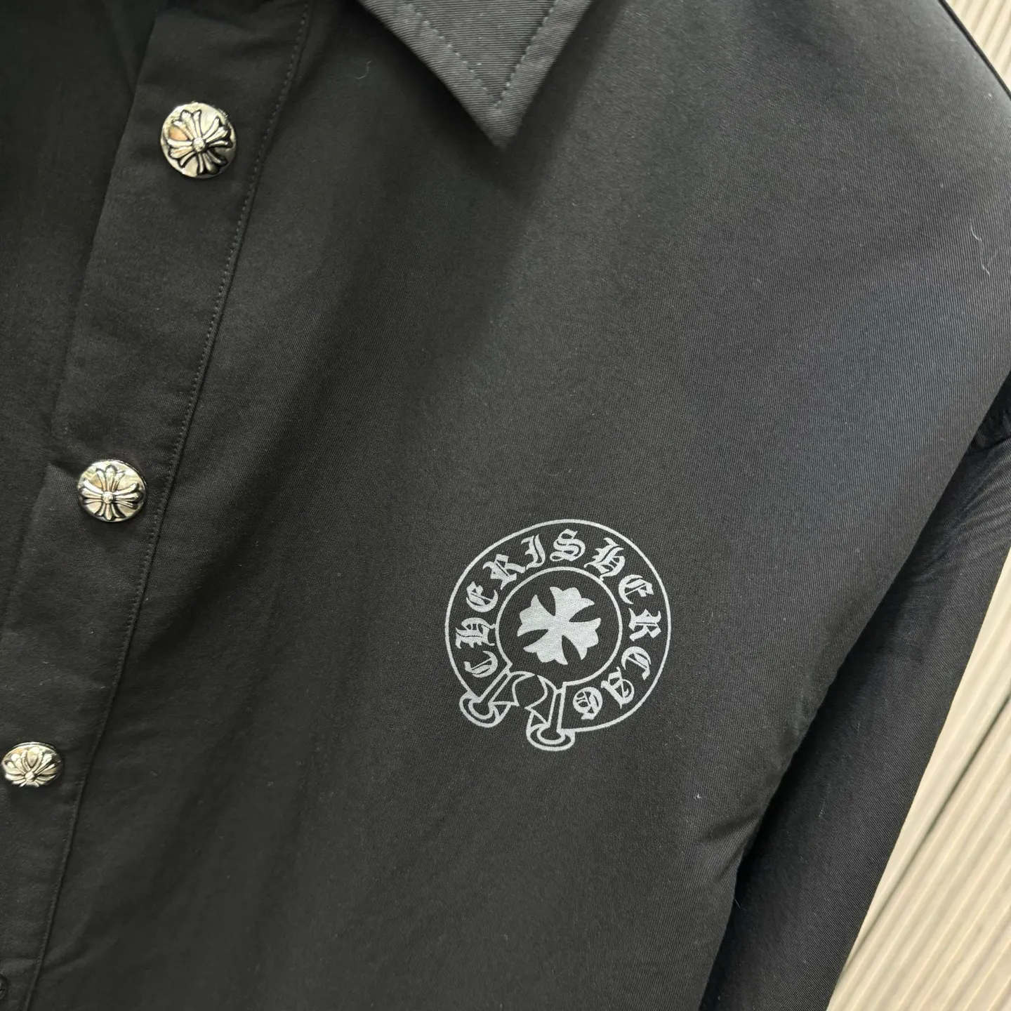 🅿️310 new arrival🆕 CH Croix heart horseshoe printing technology with hardware fasteners｜Lapel mid-length shirt jacket with horseshoe logo; letter logo buttons on the upper body, the effect is straight and stylish; cufflinks are all cross buttons, with hemming treatment on the inside; noteworthy details are included, the square mark on the hem must be a three-line motorcycle, not sewn by a flat machine. One piece is overweight, this quality is only available in red Color: Black White Size: S-xxl